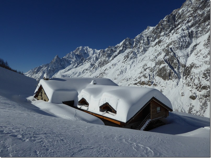 Le refuge Bonatti et le Mont Blanc