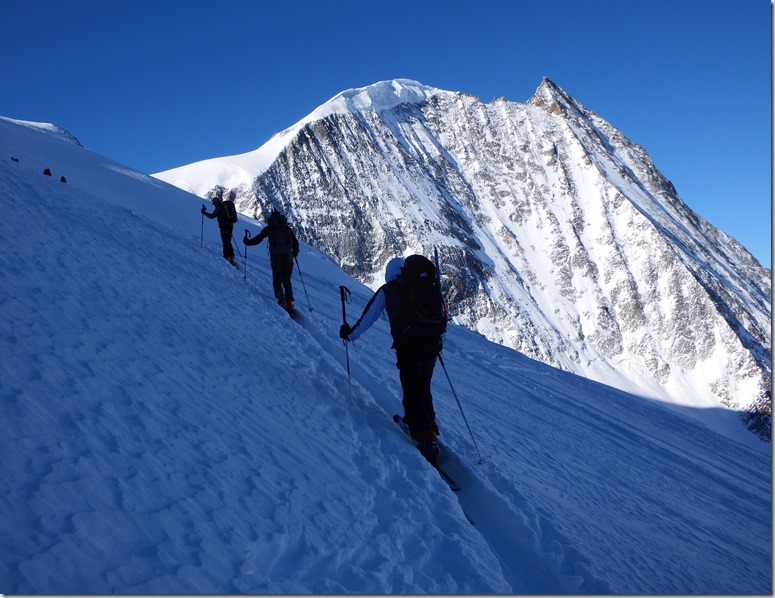 124 Skieurs et Mont Blanc de Cheilon